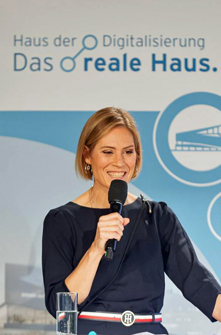 Julia Schütze, Moderatorin, Journalistin, Podcasterin, St. Pölten, Österreich